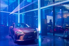 Linearny-mapping-laserowy-laserowy-logotyp-oswietlenie-architektoniczne-Toyota-Lexus-Poznan_14