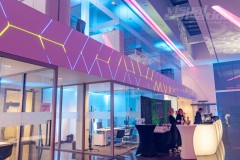 Linearny-mapping-laserowy-laserowy-logotyp-oswietlenie-architektoniczne-Toyota-Lexus-Poznan_18