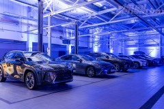 Linearny-mapping-laserowy-laserowy-logotyp-oswietlenie-architektoniczne-Toyota-Lexus-Poznan_23