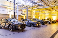Linearny-mapping-laserowy-laserowy-logotyp-oswietlenie-architektoniczne-Toyota-Lexus-Poznan_24