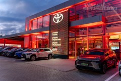 Linearny-mapping-laserowy-laserowy-logotyp-oswietlenie-architektoniczne-Toyota-Lexus-Poznan_4