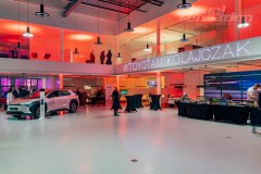 Linearny-mapping-laserowy-laserowy-logotyp-oswietlenie-architektoniczne-Toyota-Lexus-Poznan_47