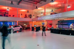 Linearny-mapping-laserowy-laserowy-logotyp-oswietlenie-architektoniczne-Toyota-Lexus-Poznan_49