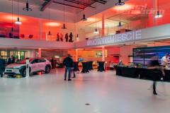 Linearny-mapping-laserowy-laserowy-logotyp-oswietlenie-architektoniczne-Toyota-Lexus-Poznan_51