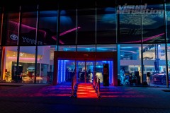 Linearny-mapping-laserowy-laserowy-logotyp-oswietlenie-architektoniczne-Toyota-Lexus-Poznan_68
