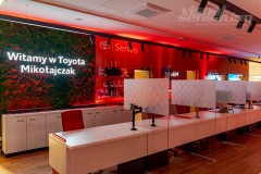 Linearny-mapping-laserowy-laserowy-logotyp-oswietlenie-architektoniczne-Toyota-Lexus-Poznan_79