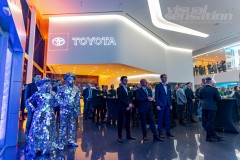Linearny-mapping-laserowy-laserowy-logotyp-oswietlenie-architektoniczne-Toyota-Lexus-Poznan_80