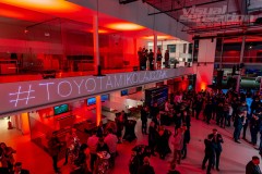 Linearny-mapping-laserowy-laserowy-logotyp-oswietlenie-architektoniczne-Toyota-Lexus-Poznan_84