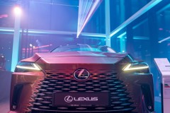 Linearny-mapping-laserowy-laserowy-logotyp-oswietlenie-architektoniczne-Toyota-Lexus-Poznan_94